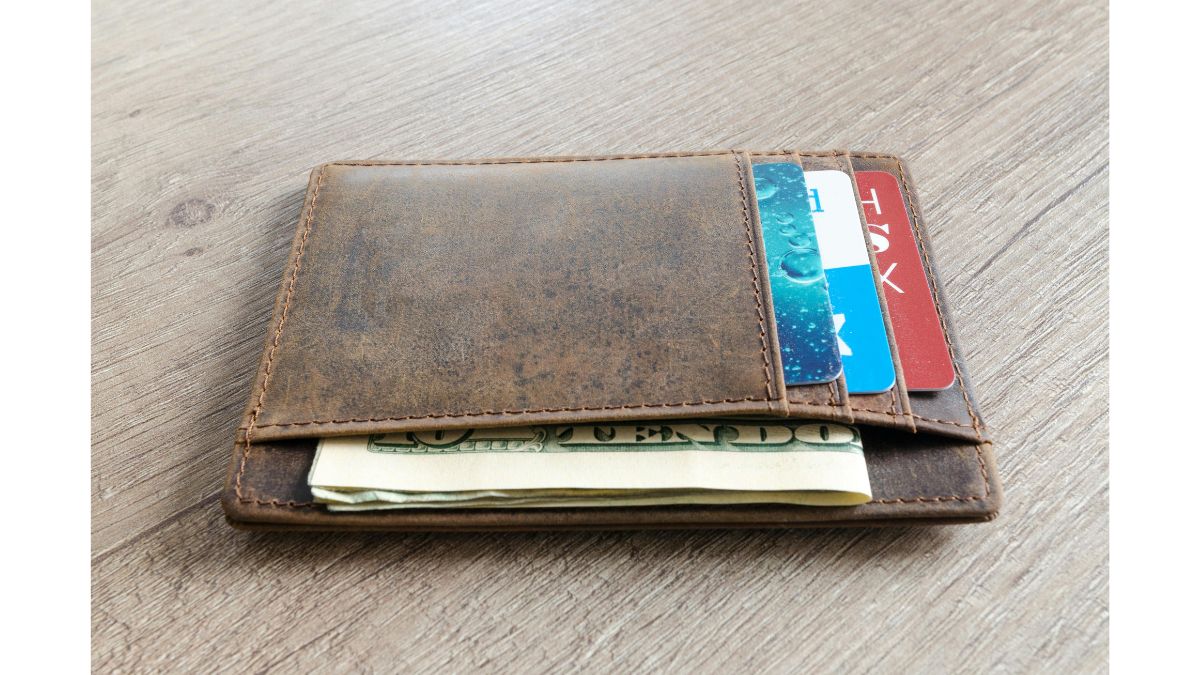 O crédito consignado reduz o dinheiro disponível na carteira antes mesmo do salário cair na conta, exigindo um planejamento rigoroso para evitar furos no orçamento (Foto: Pexels, Goumbik)