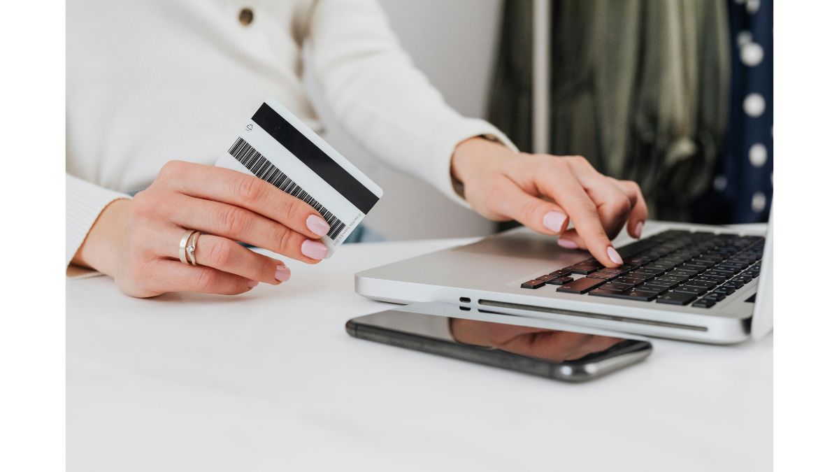 Sabia que os juros do cartão podem destruir seu planejamento mensal? Saiba como usar a tecnologia a seu favor para monitorar gastos e escapar das taxas mais altas do mercado (Foto: Pexels, Karola G)