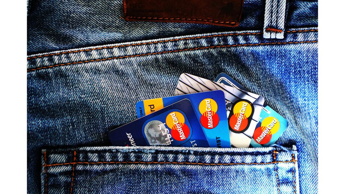 Com juros de 451% ao ano, o cartão de crédito na carteira deve ser usado como meio de pagamento, e não como uma extensão do salário (Foto: Pexels, Pixabay)