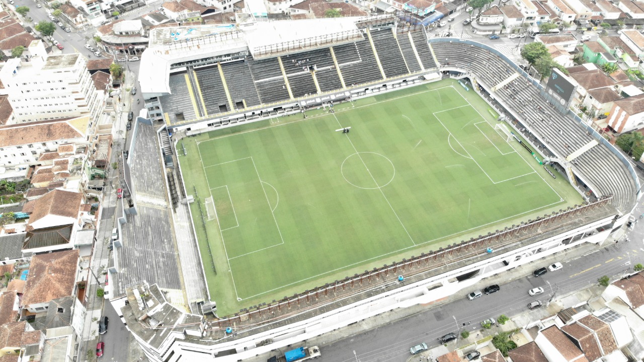 Roteiro 'À Beira do Gramado' inclui transporte, almoço e ingressos para o estádio e o Museu Pelé /Tu.drone/Santos FC