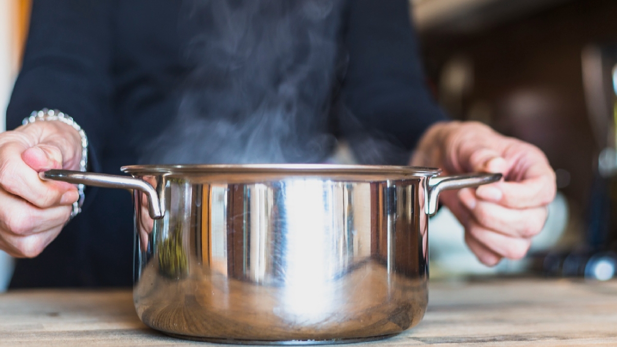 Outra dica essencial é nunca deixar uma panela vazia no fogo e sempre pré-aquecê-la gradualmente com um pouco de óleo ou manteiga para criar uma barreira protetora - (Freepik)