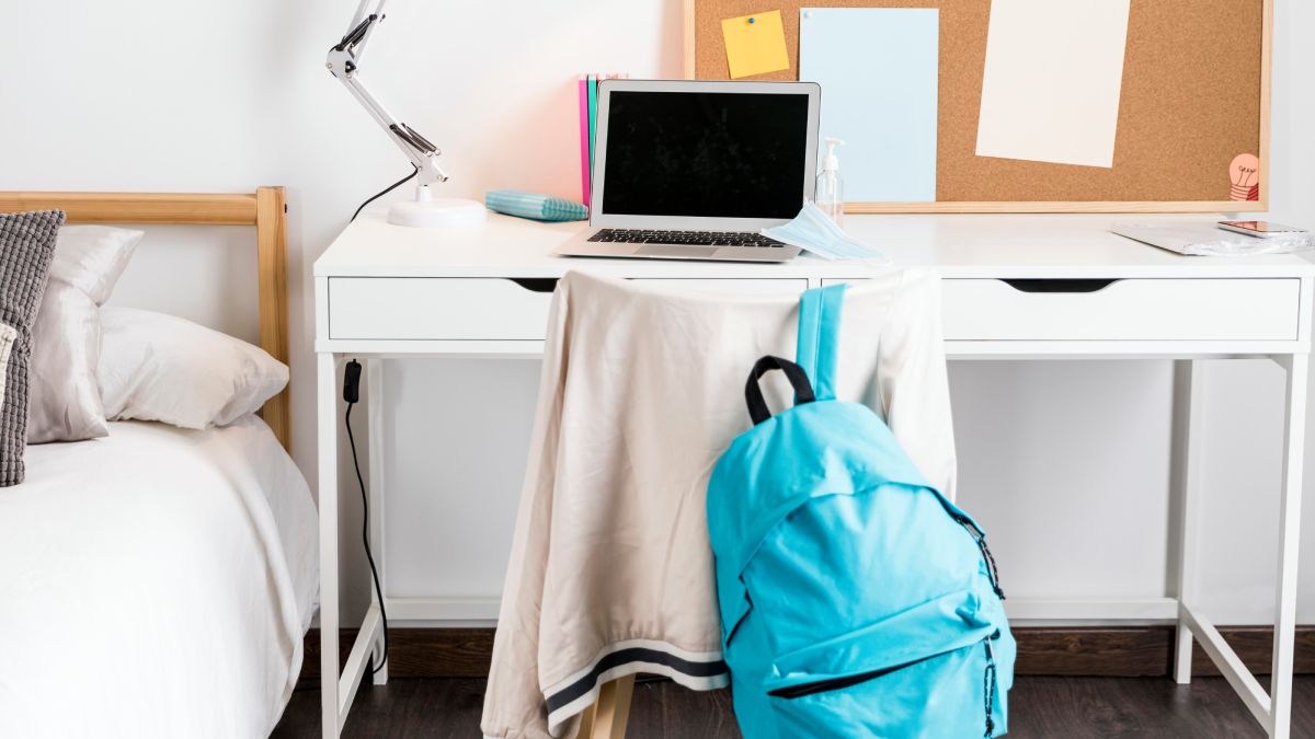 Montar um cantinho de estudos barato em um quarto pequeno exige o aproveitamento vertical do ambiente
