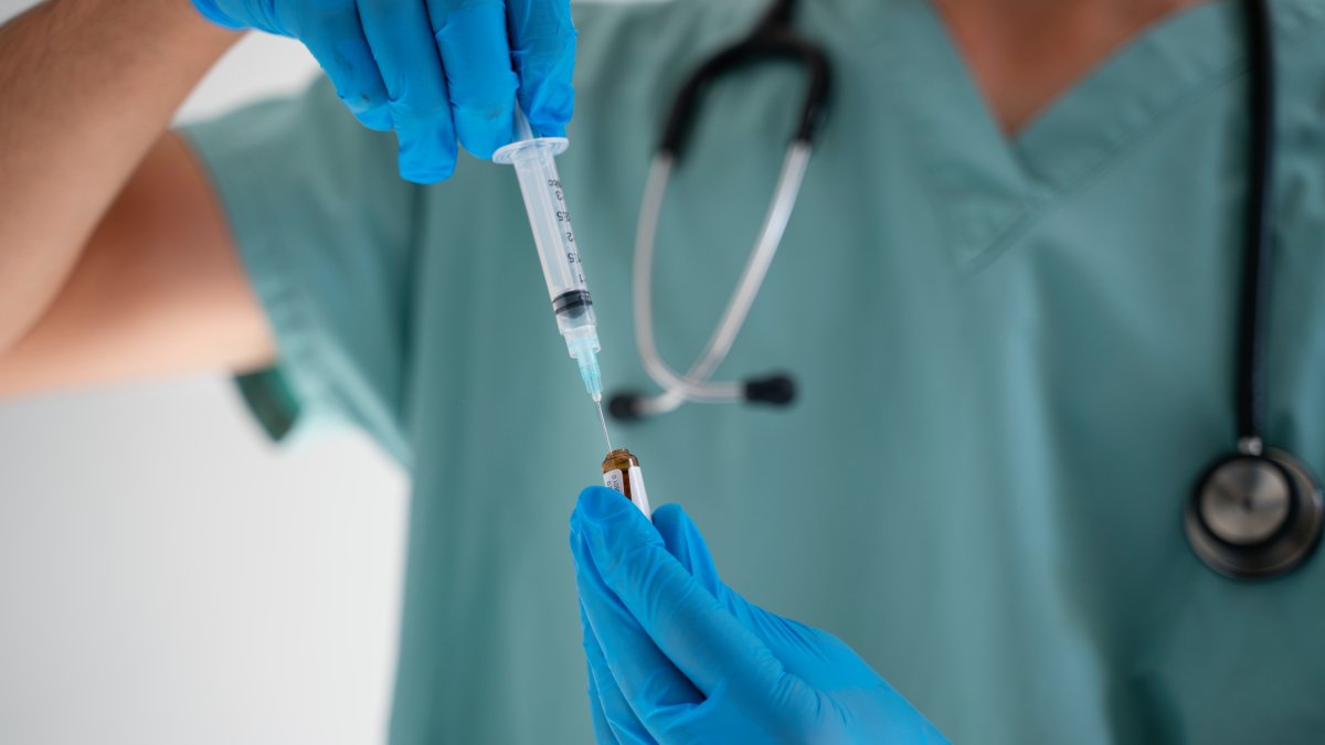 A edição genética "in vivo" permite corrigir o DNA defeituoso diretamente dentro do corpo, sem retirar células do paciente