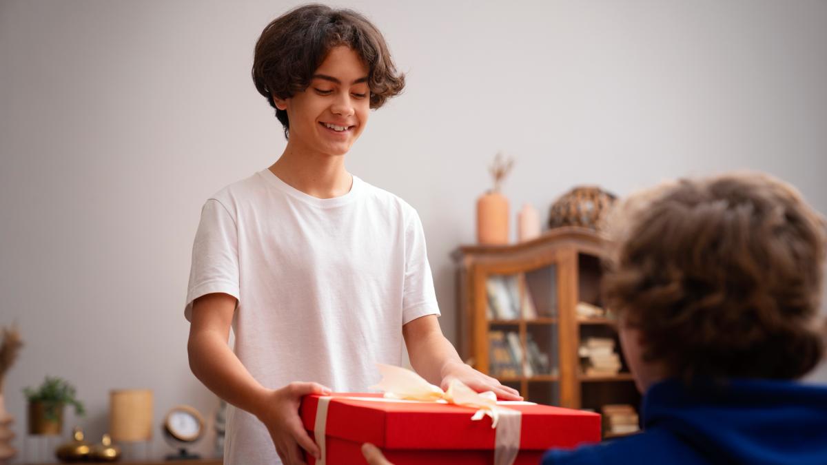 Optar por itens duráveis traz vantagens que vão além da saúde. Enquanto um ovo de marca famosa tem um consumo imediato e preço elevado, o mesmo valor (cerca de R$ 120) pode financiar livros, roupas ou brinquedos que acompanham a rotina do presenteado por meses.