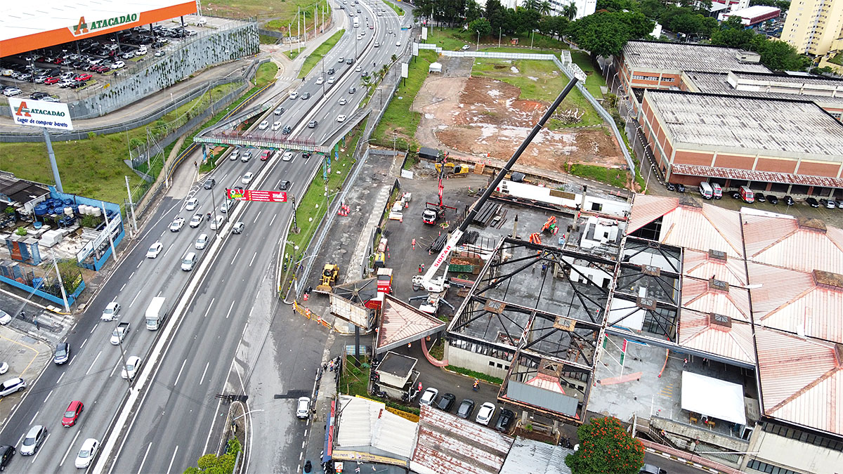 Imagens recentes mostram a desmontagem das estruturas da antiga concessionária da Volkswagen que funcionava no terreno.