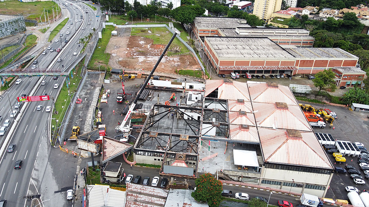 Movimentação das obras da futura estação do Metrô em Taboão da Serra, na Grande São Paulo.