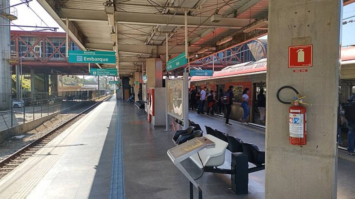 Movimento nas estações da Linha Esmeralda cresce durante o festival e impulsiona bairros vizinhos (Reprodução: Geogast/ Wikimedia Commons)