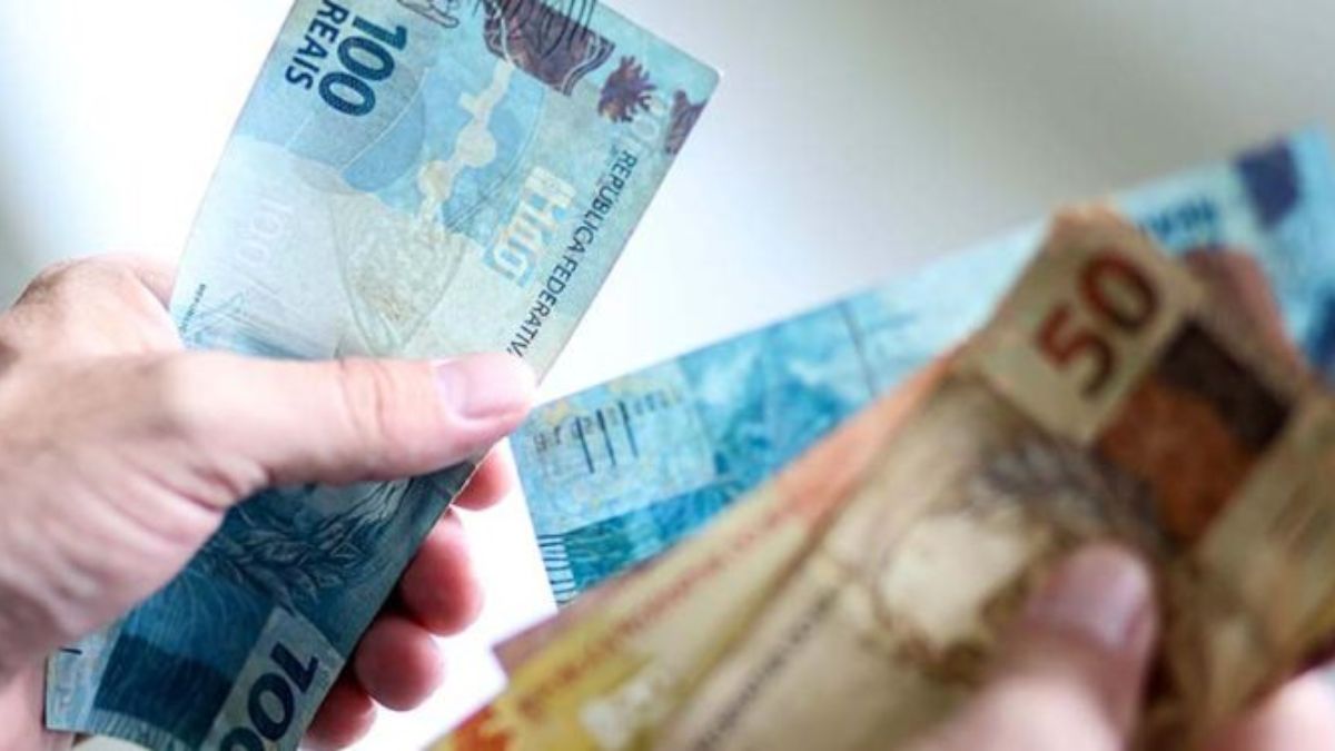 A antecipação do 13º salário do INSS 2026 injetará cerca de R$ 78,2 bilhões na economia brasileira no primeiro semestre. A medida visa estimular o consumo das famílias e movimentar os setores de varejo e serviços no segundo trimestre. Gilson Abreu/Agência Senado