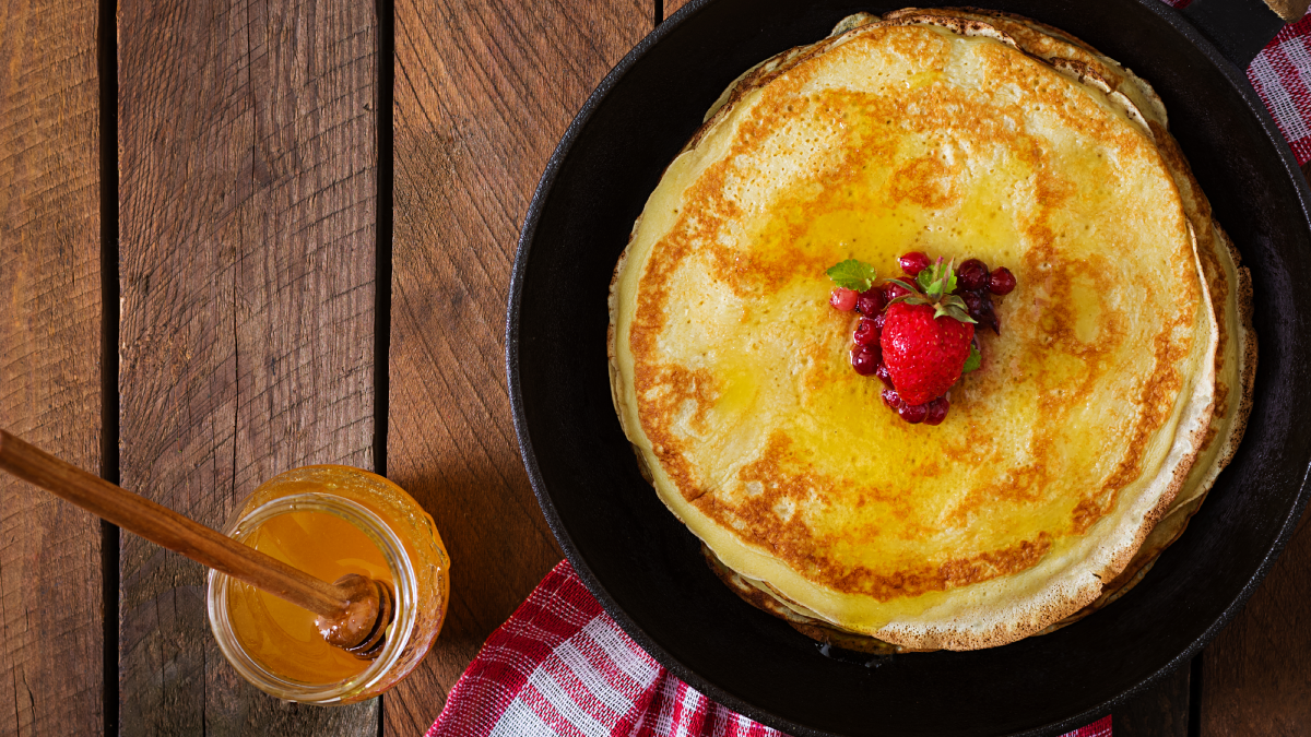 Panqueca ganha versões com frutas, mel ou pasta de amendoim (Foto: Freepik)