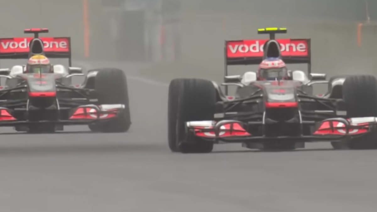 O evento, realizado no Circuito Gilles Villeneuve, em Montreal, foi marcado por uma chuva torrencial que forçou a direção de prova a tomar medidas drásticas para garantir a segurança dos pilotos - (Reprodução/YouTube/F1)