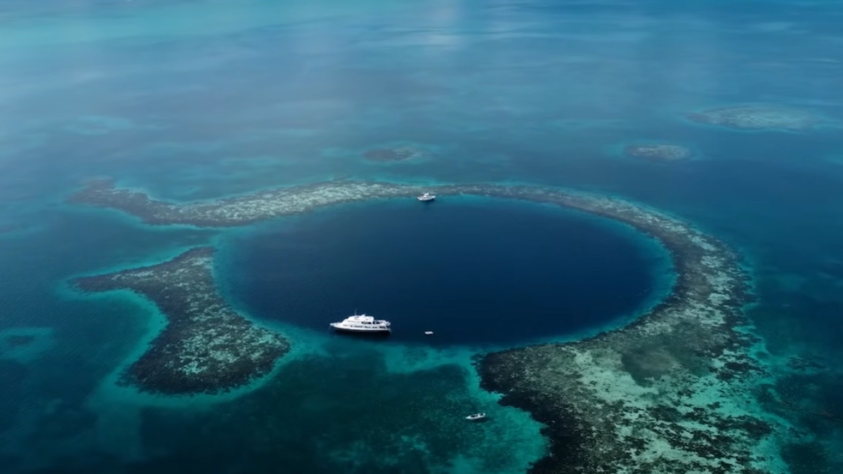 Com impressionantes 300 metros de diâmetro e 125 metros de profundidade, esta formação geológica é visível do espaço como um círculo azul-escuro perfeito - (Reprodução/YouTube)