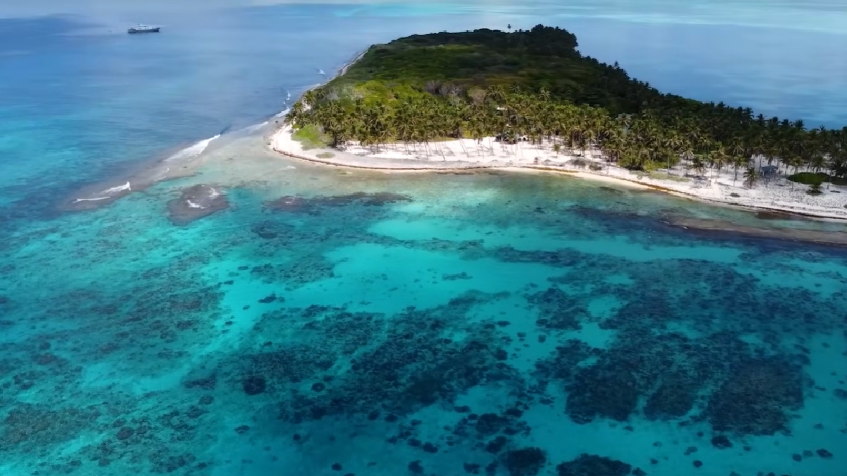 O local é conhecido por correntes oceânicas brutais que convergem para a abertura do atol em marés específicas, o que contribuiu para diversos naufrágios históricos na região - (Reprodução/YouTube)
