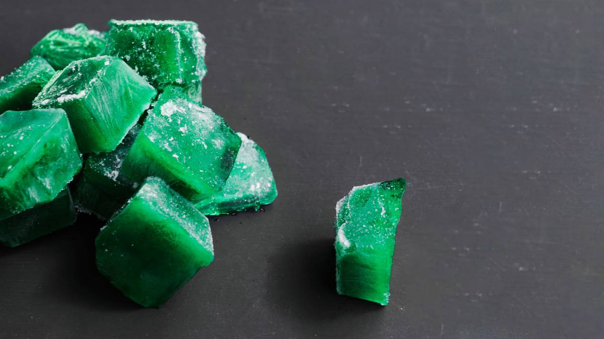 A cor verde intensa da esmeralda vem da presença de elementos como cromo e vanádio em sua composição (Foto: Freepik)