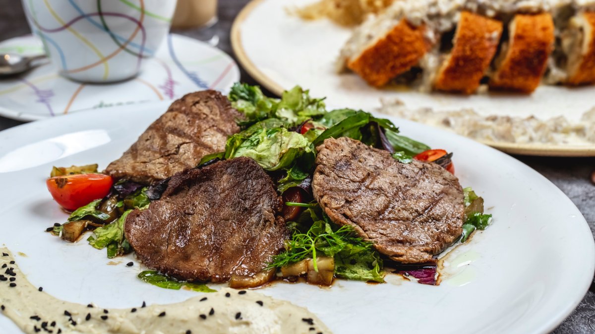 Estudo científico indica que reduzir o consumo de proteína pode desacelerar o crescimento de tumores no fígado.