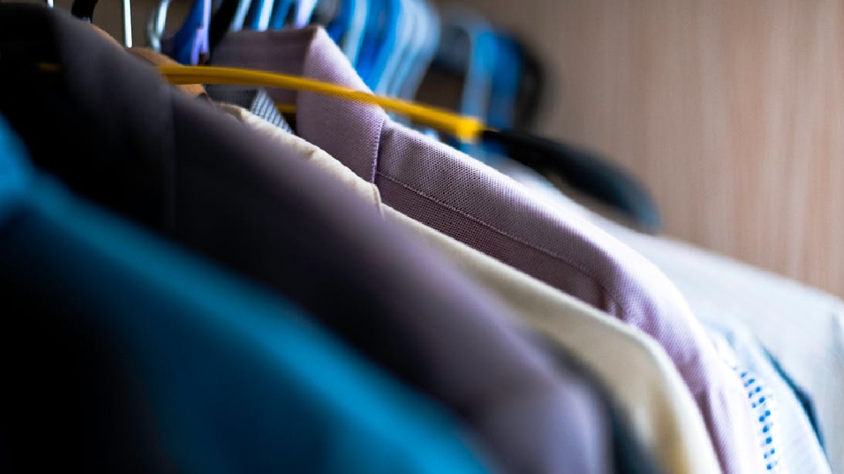 Acordar pela manhã, abrir as portas do seu armário, vê-lo organizado e ser recebido por um cheirinho agradável de roupa limpa e fresca torna o início do dia muito mais agradável - (Arnie Chou/Pexels)