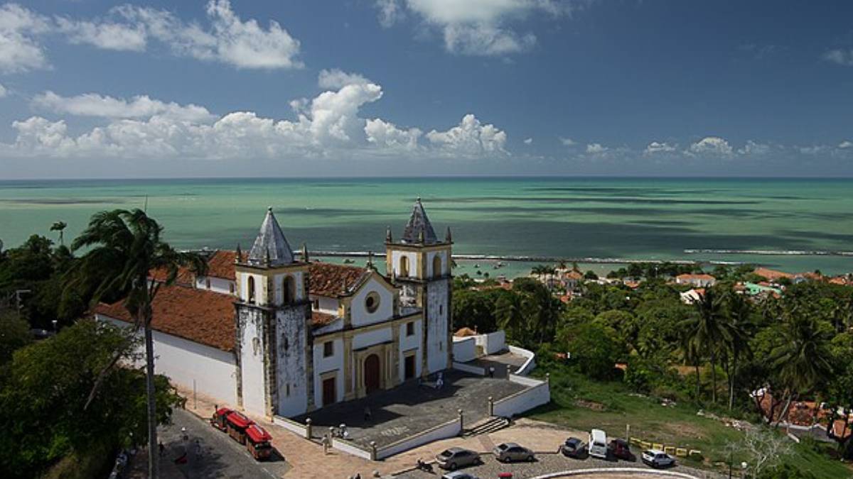 Centro histórico de Olinda reúne igrejas e casarões que remontam ao período colonial brasileiro ( Reprodução: Guilherme Jófili/ Wikimedia Commons)