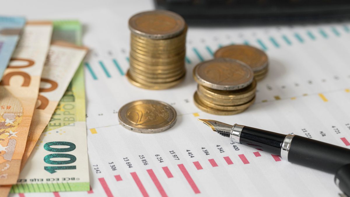 Situações de endividamento alteram prioridades, uma vez que juros elevados comprometem a renda e exigem foco na quitação