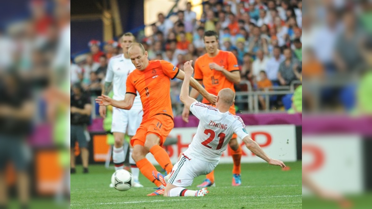 Jogadores de futebol holandeses Arjen Robben e Robin van Persie durante um jogo entre Países Baixos e Dinamarca na Euro 2012. (Fotos: Wikimedia Commons/Football.ua)