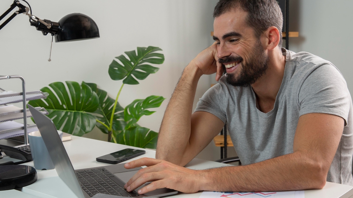 Reservar cinco minutos ao fim do expediente para organizar o local ajuda a renovar o astral e elevar a disposição para o dia seguinte - (Freepik)