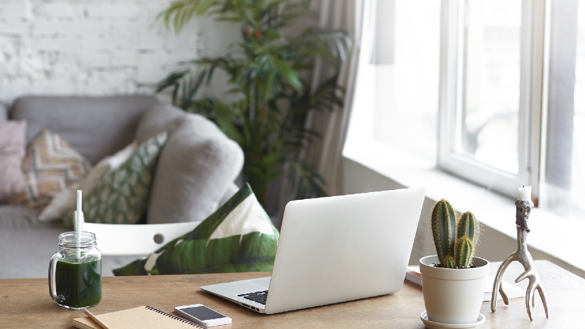 Ideal é que o home office ocupe um cômodo anexo, sótão ou mezanino - (shurkin_son/Freepik)