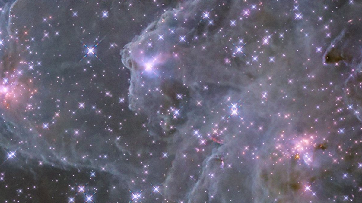 Foto inédita capta momento em que planeta ainda "se alimenta" de material ao redor (Reprodução: NASA)