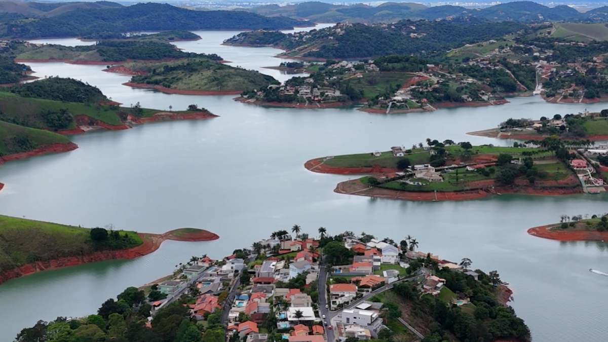 Com uma população estimada em pouco mais de 10 mil habitantes, a cidade chega a receber até 27 mil turistas em feriados e finais de semana, atraídos por sua infraestrutura de lazer e paisagens rurais - (Reprodução/YouTube)