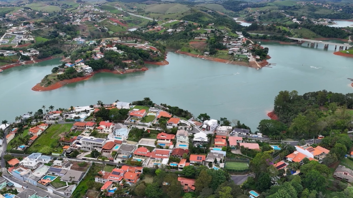 Conhecido carinhosamente como a "Cidade das Águas", o município carrega uma história singular: a cidade atual, "Nova Igaratá", foi inaugurada em 1969 após a antiga sede ser submersa para a construção da Represa do Jaguari - (Reprodução/YouTube)