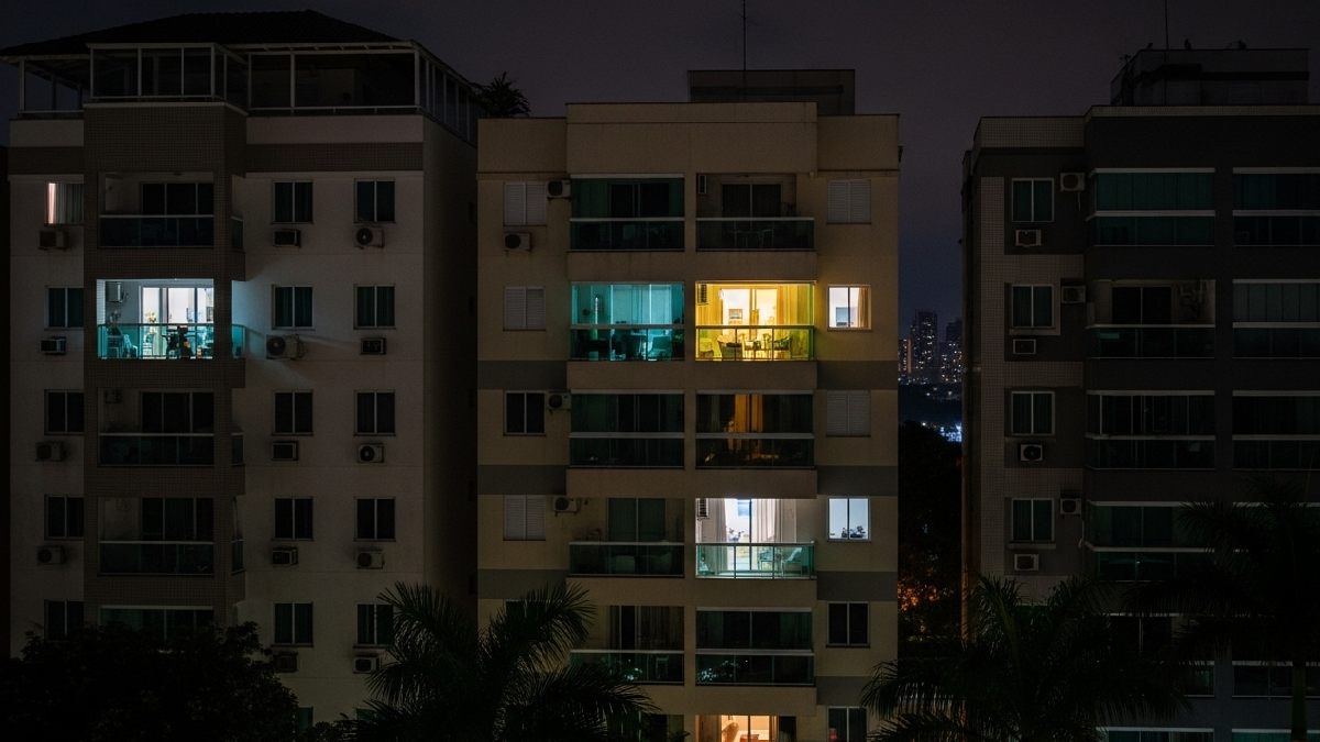 Estudos sugerem que a percepção de conforto muda com a temperatura de cor da luz. À noite, tons muito frios podem pesar mais no descanso.