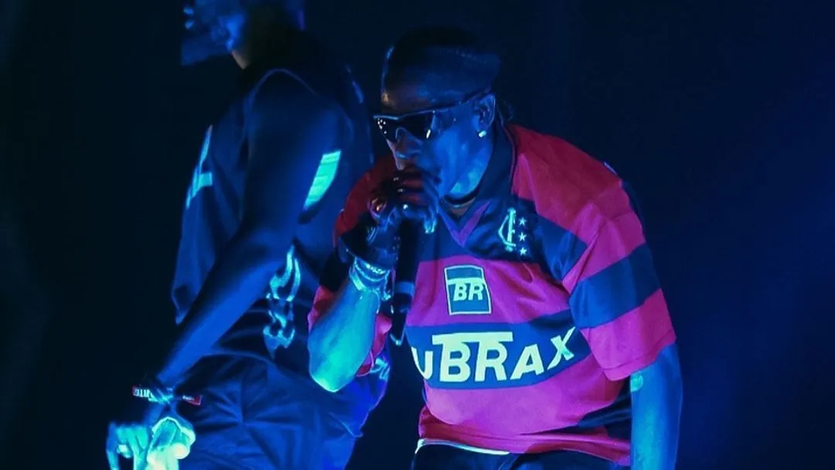 Travis Scott já fez show com camisa da temporada de 1999. Foto: Reprodução/Redes Sociais