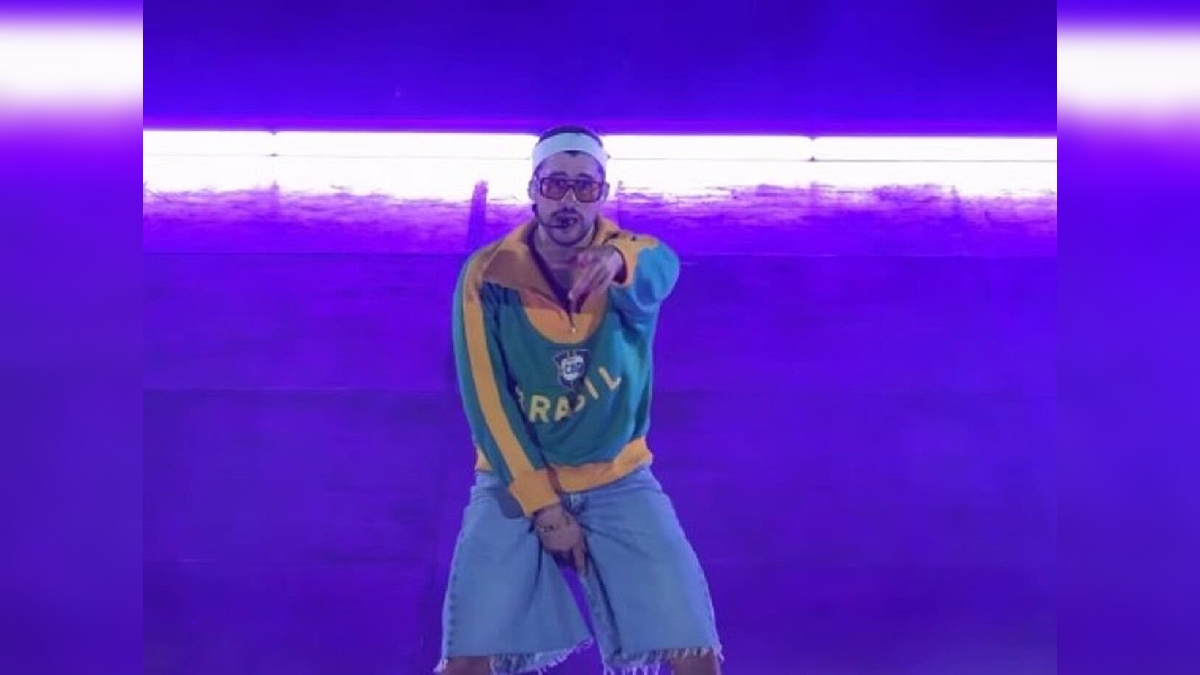 Bad Bunny optou por um casaco histórico utilizado por Pelé na Copa do Mundo de 1958 no segundo dia de show. Foto: Reprodução/Allianz Parque