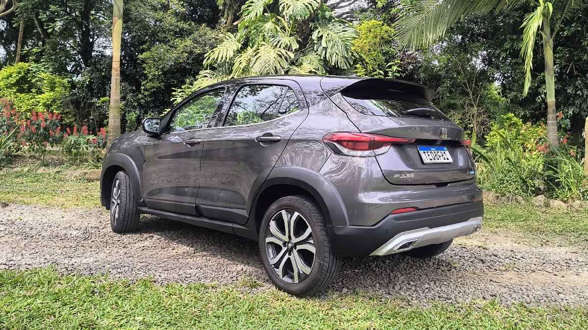 Na linha 2026, tanto nas versões "comuns" quanto nas híbridas, o Pulse traz desenho frontal renovado, inspirado na esportividade do Fastback, com novas grades com temas verticais, novo skid plate/Divulgação