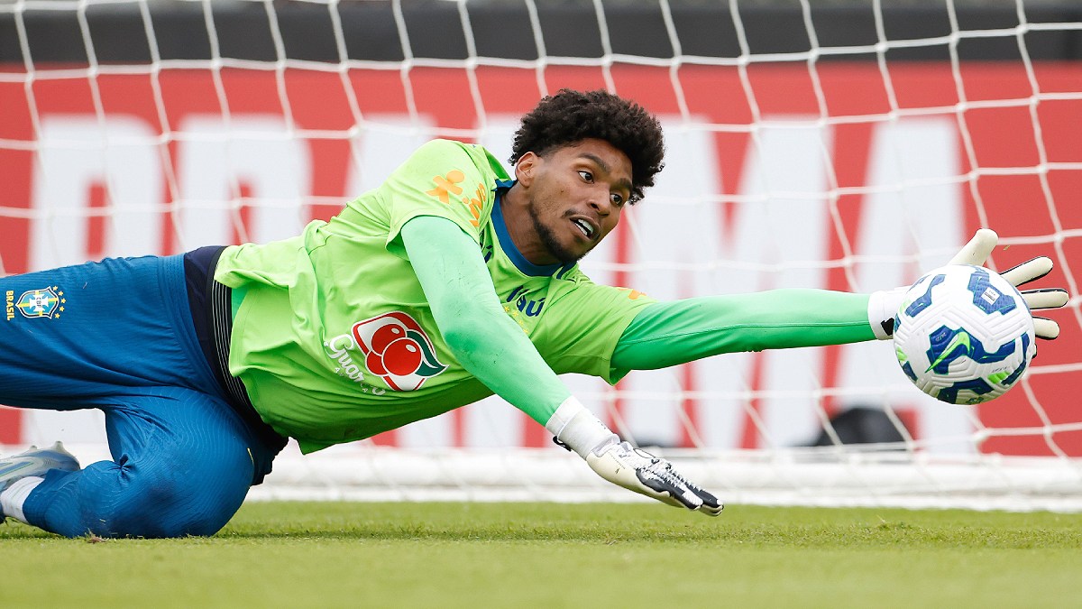 Hugo Souza durante treino pela Seleção Brasileira no CT Joaquim Grava