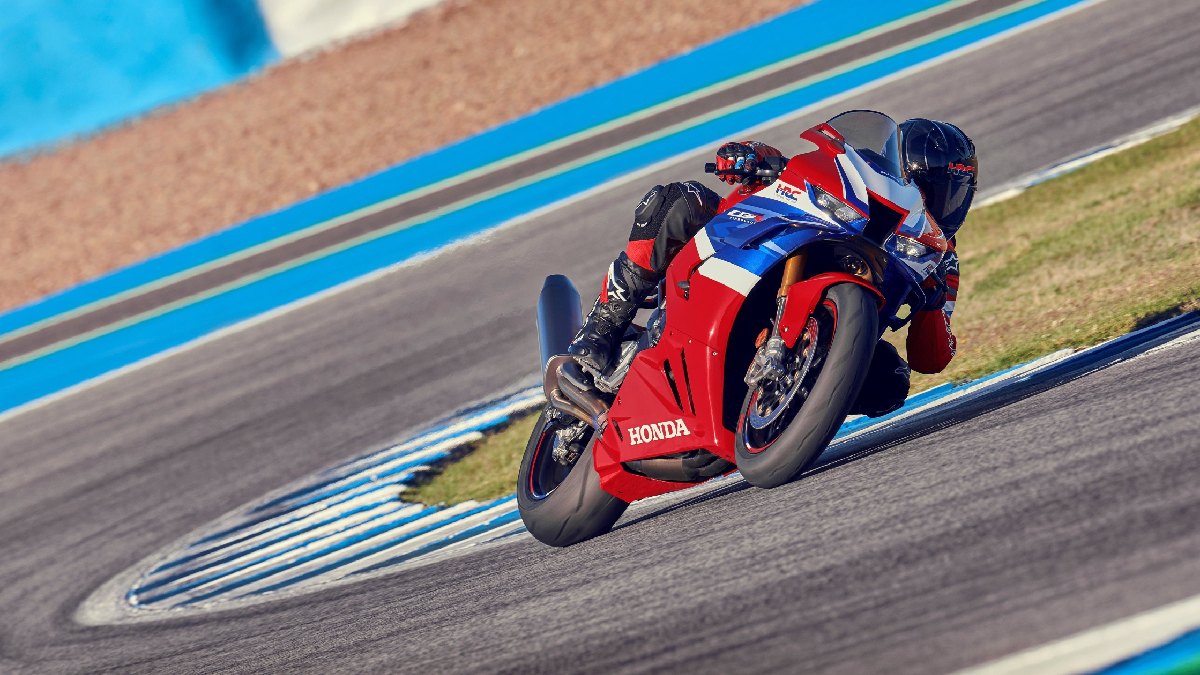 O motor de quatro cilindros em linha adota medidas de diâmetro e curso idênticas às da RC213V da MotoGP, entregando 215 cavalos de potência e 11,4 kgfm de torque/Divulgação