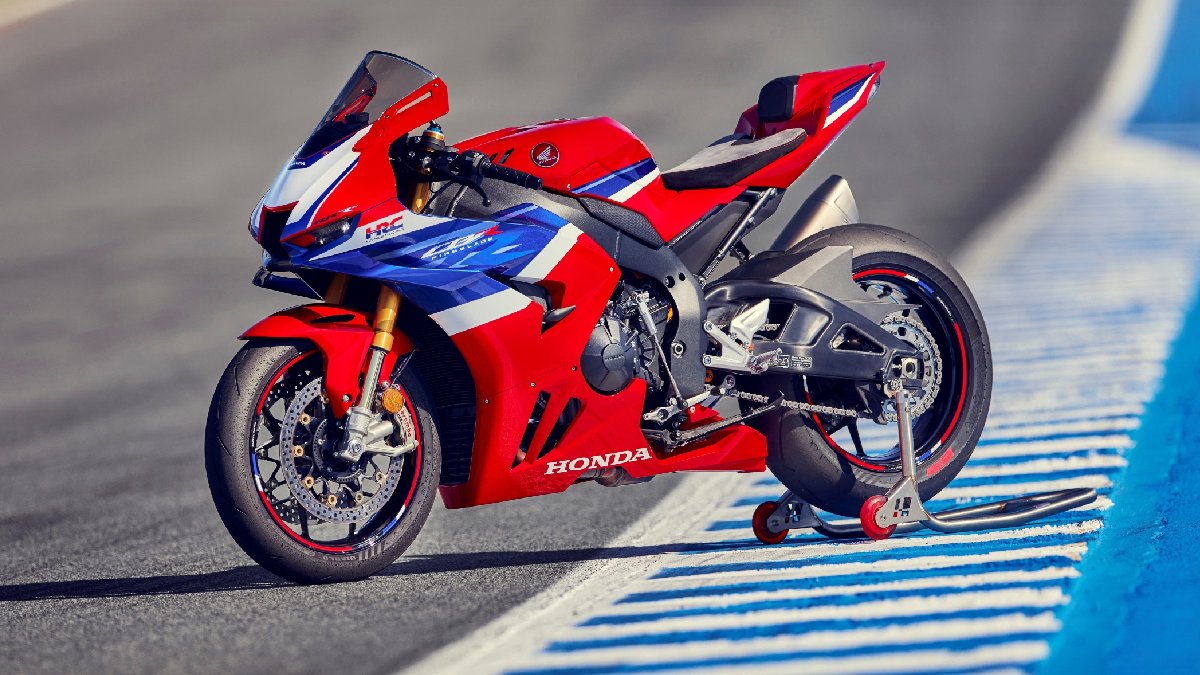 O motor de quatro cilindros em linha adota medidas de diâmetro e curso idênticas às da RC213V da MotoGP, entregando 215 cavalos de potência e 11,4 kgfm de torque/Divulgação