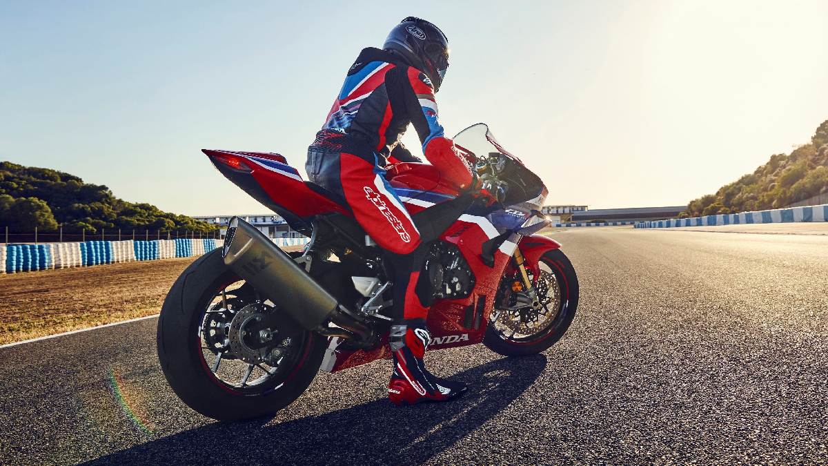 O motor de quatro cilindros em linha adota medidas de diâmetro e curso idênticas às da RC213V da MotoGP, entregando 215 cavalos de potência e 11,4 kgfm de torque/Divulgação