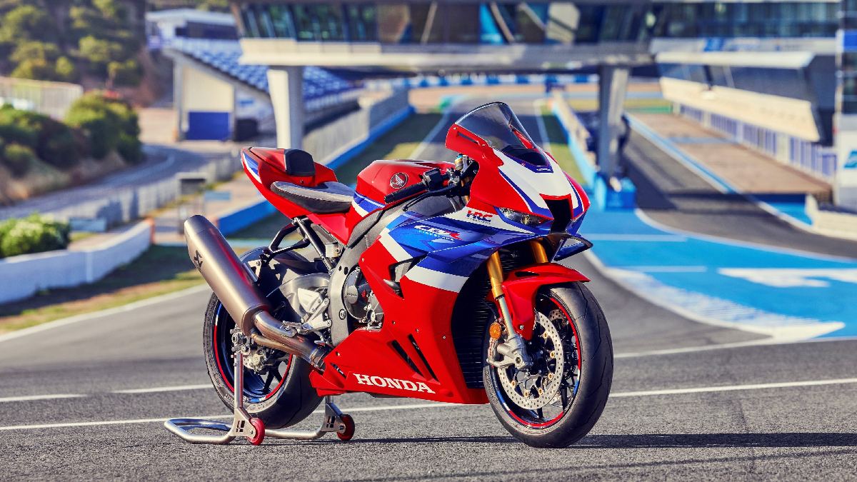 O motor de quatro cilindros em linha adota medidas de diâmetro e curso idênticas às da RC213V da MotoGP, entregando 215 cavalos de potência e 11,4 kgfm de torque/Divulgação