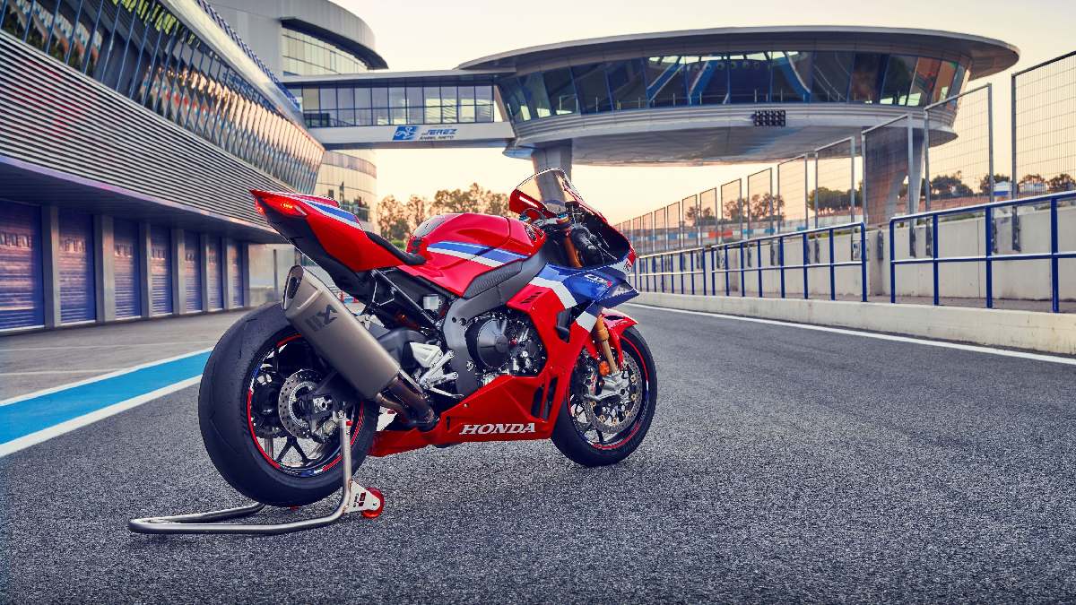 O motor de quatro cilindros em linha adota medidas de diâmetro e curso idênticas às da RC213V da MotoGP, entregando 215 cavalos de potência e 11,4 kgfm de torque/Divulgação