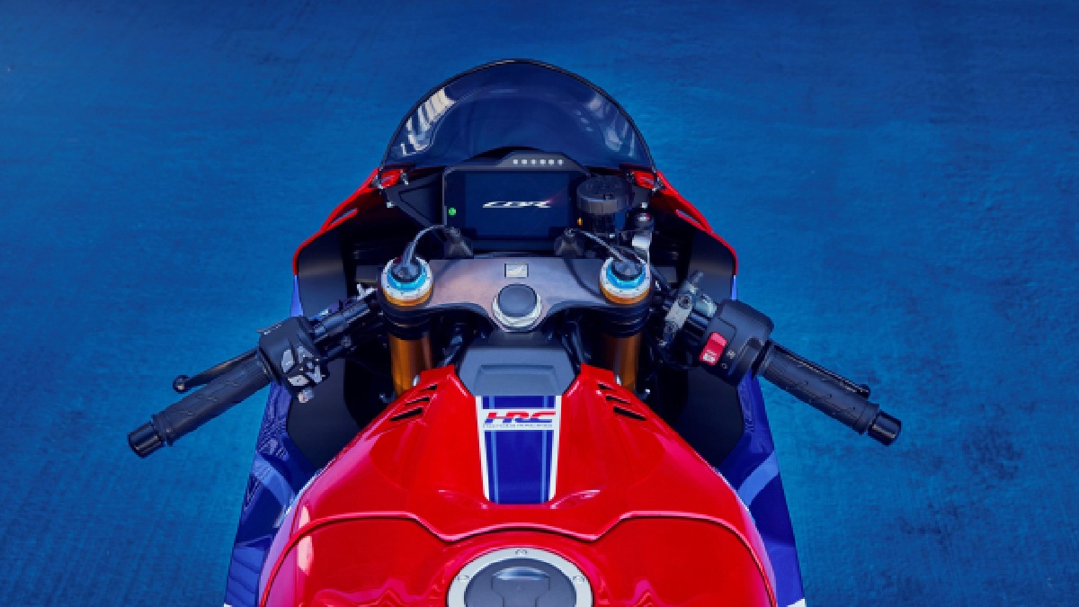 O motor de quatro cilindros em linha adota medidas de diâmetro e curso idênticas às da RC213V da MotoGP, entregando 215 cavalos de potência e 11,4 kgfm de torque/Divulgação