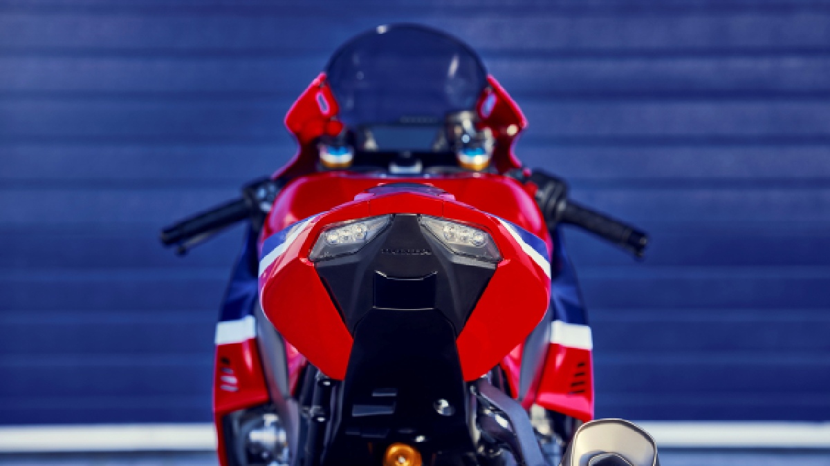 O motor de quatro cilindros em linha adota medidas de diâmetro e curso idênticas às da RC213V da MotoGP, entregando 215 cavalos de potência e 11,4 kgfm de torque/Divulgação