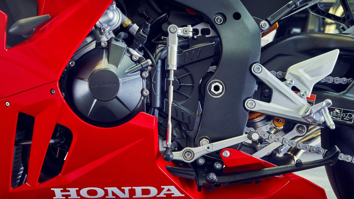 O motor de quatro cilindros em linha adota medidas de diâmetro e curso idênticas às da RC213V da MotoGP, entregando 215 cavalos de potência e 11,4 kgfm de torque/Divulgação