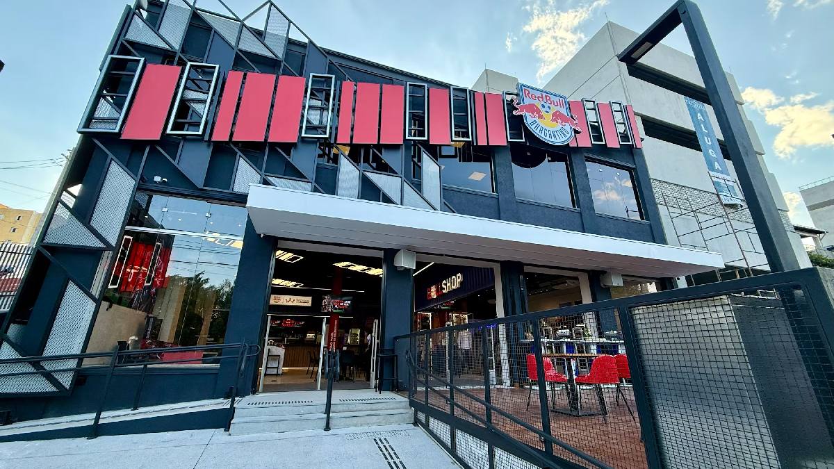 Casa inclui espaço externo, dois telões, espaço dedicado às crianças, pinball, oficinas infantis e um simulador de Fórmula 1 Red Bull Racing/Divulgação/Red Bull Bragantino