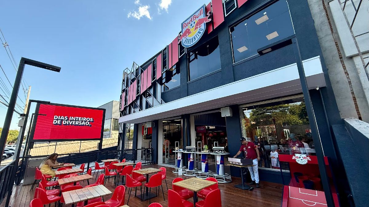 Casa inclui espaço externo, dois telões, espaço dedicado às crianças, pinball, oficinas infantis e um simulador de Fórmula 1 Red Bull Racing/Divulgação/Red Bull Bragantino
