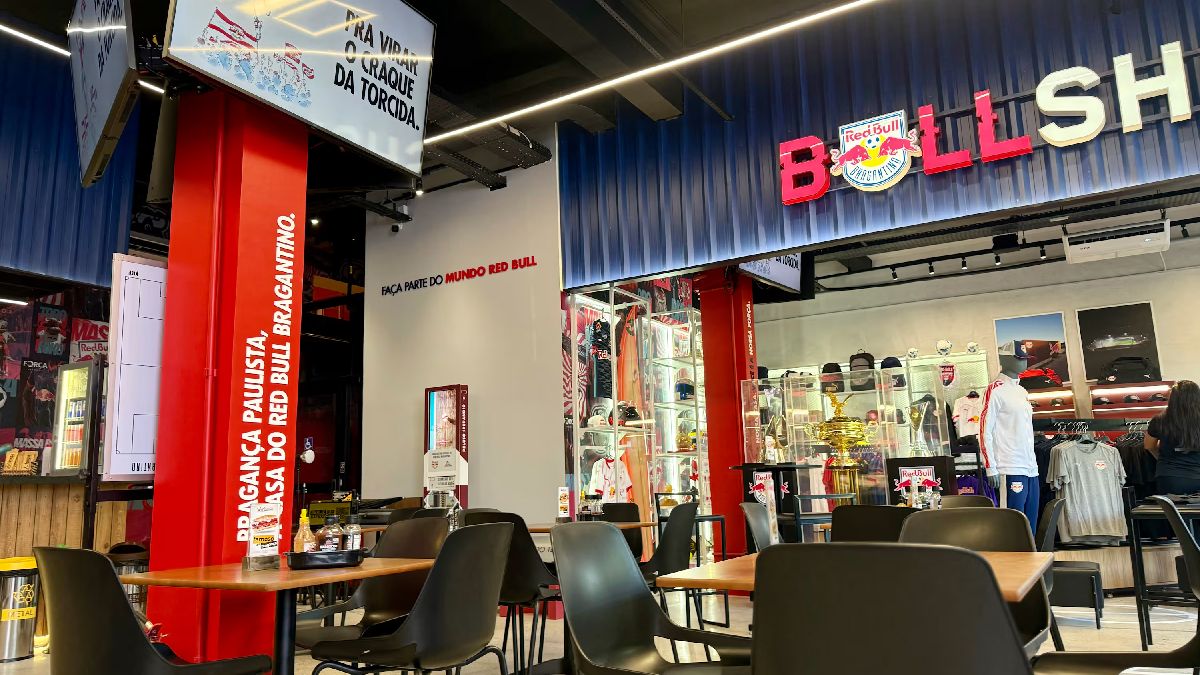 Casa inclui espaço externo, dois telões, espaço dedicado às crianças, pinball, oficinas infantis e um simulador de Fórmula 1 Red Bull Racing/Divulgação/Red Bull Bragantino