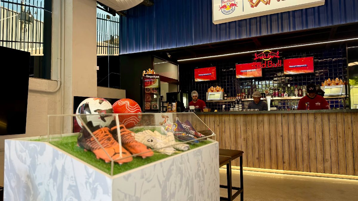 Casa inclui espaço externo, dois telões, espaço dedicado às crianças, pinball, oficinas infantis e um simulador de Fórmula 1 Red Bull Racing/Divulgação/Red Bull Bragantino