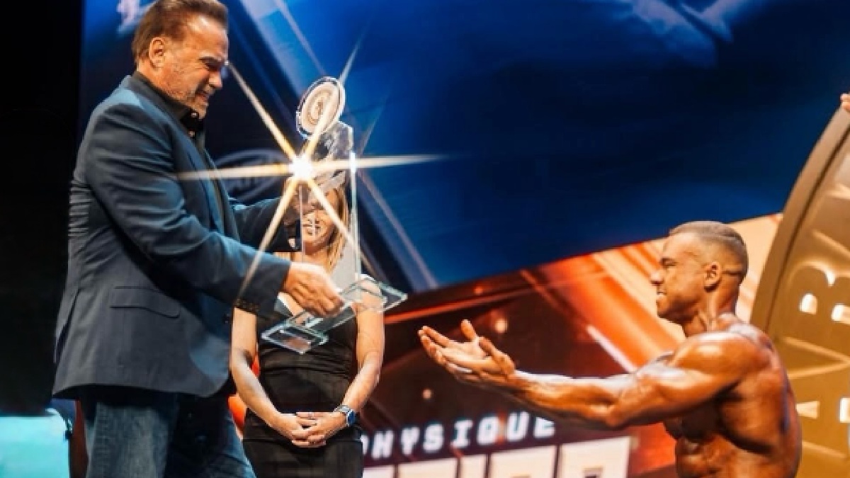 Chaves se emocionou ao receber o troféu das mãos do próprio Arnold Schwarzenegger, lenda do fisiculturismo e dos filmes de ação de Hollywood