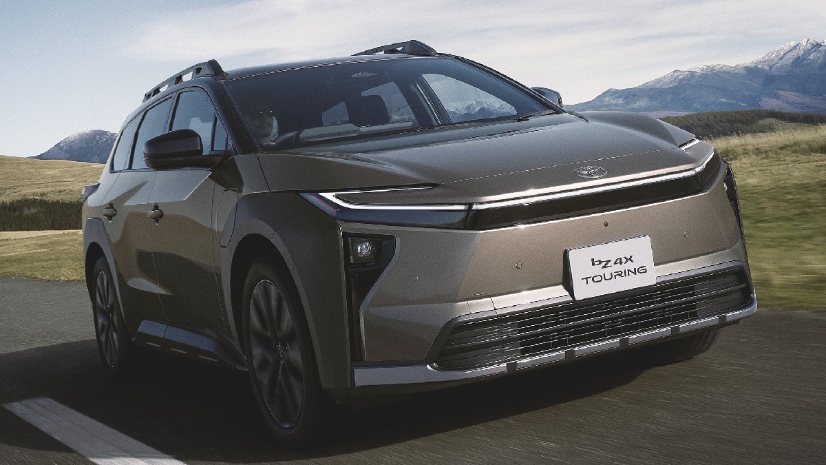 Equipada com dois eixos elétricos um dianteiro e outro traseiro , entrega 280 kW (380 cavalos) de potência combinada, alimentados por bateria de íon-lítio de 74,69 kWh