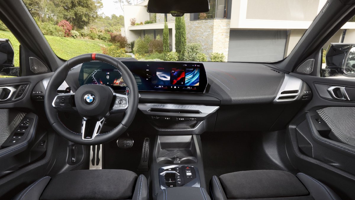 Assim, não é necessário aproximar o smartphone da maçaneta para destravar o carro nem posicioná-lo no carregador sem fio para dar partida