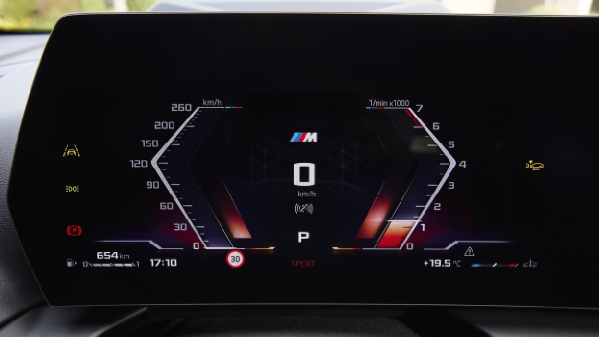 Assim, não é necessário aproximar o smartphone da maçaneta para destravar o carro nem posicioná-lo no carregador sem fio para dar partida