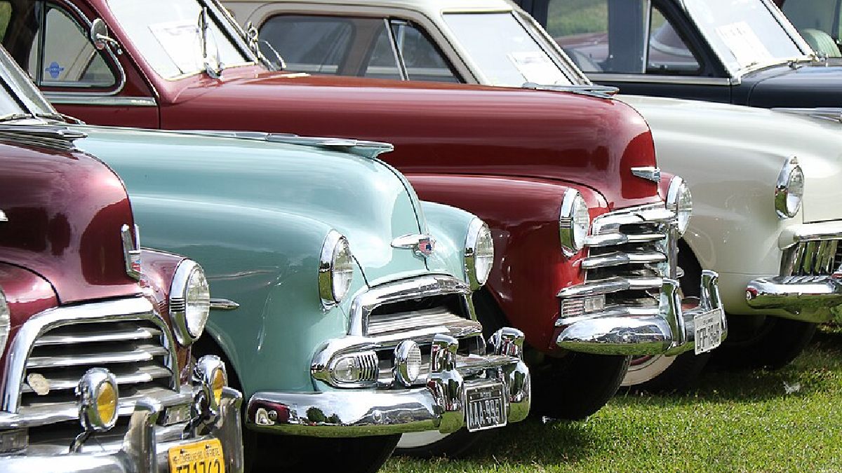 Registros de alguns veículos do 3º Encontro de Carros Antigos de Águas de Lindóia (Foto: Paulo Guereta / Wikimedia Commons)