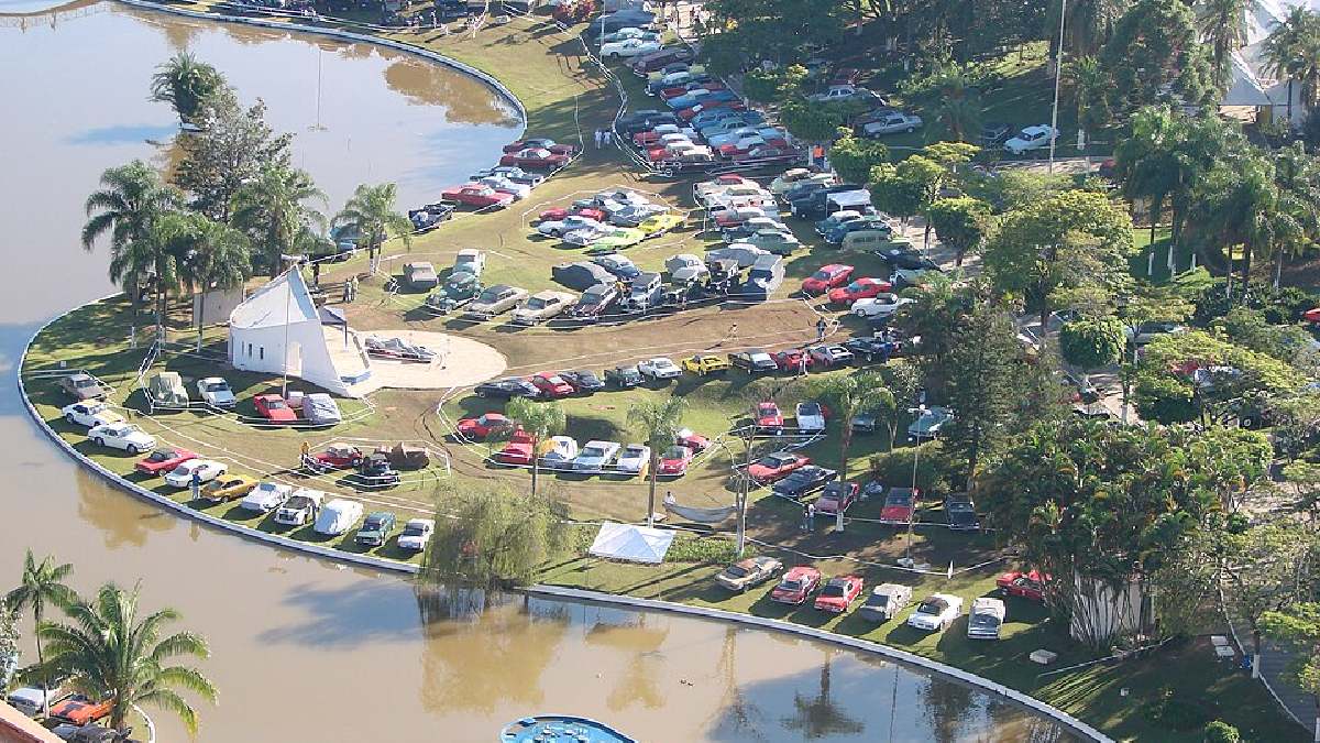 Águas de Lindóia recebe o Encontro Brasileiro de Autos Antigos, evento que já levou 530 mil visitantes à cidade em uma edição de quatro dias (Foto: Diogo Boos / Wikimedia Commons)